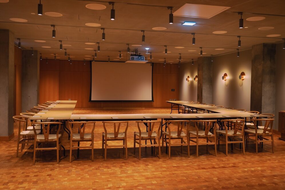 Interspace - meeting space with a u-shape table